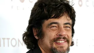 Benicio del Toro va avea un copil cu fiica rockerului Rod Stewart