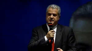 Adrian Năstase obţine 60 % din voturi - numărătoare paralelă parţială