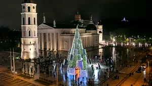Vilnius a aprins luminiţele unui pom de Crăciun prietenos cu mediul şi plin de surprize
