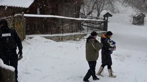 Doi copii de patru luni, respectiv doi ani, luaţi de autorităţi din Vâlcea, de la părinţii alcoolici