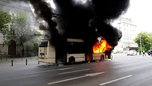 Panică pe bulevardul Catargiu din Capitală: Un troleibuz a luat foc în plină stradă