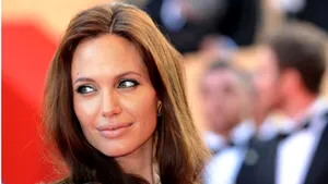 Angelina Jolie a născut