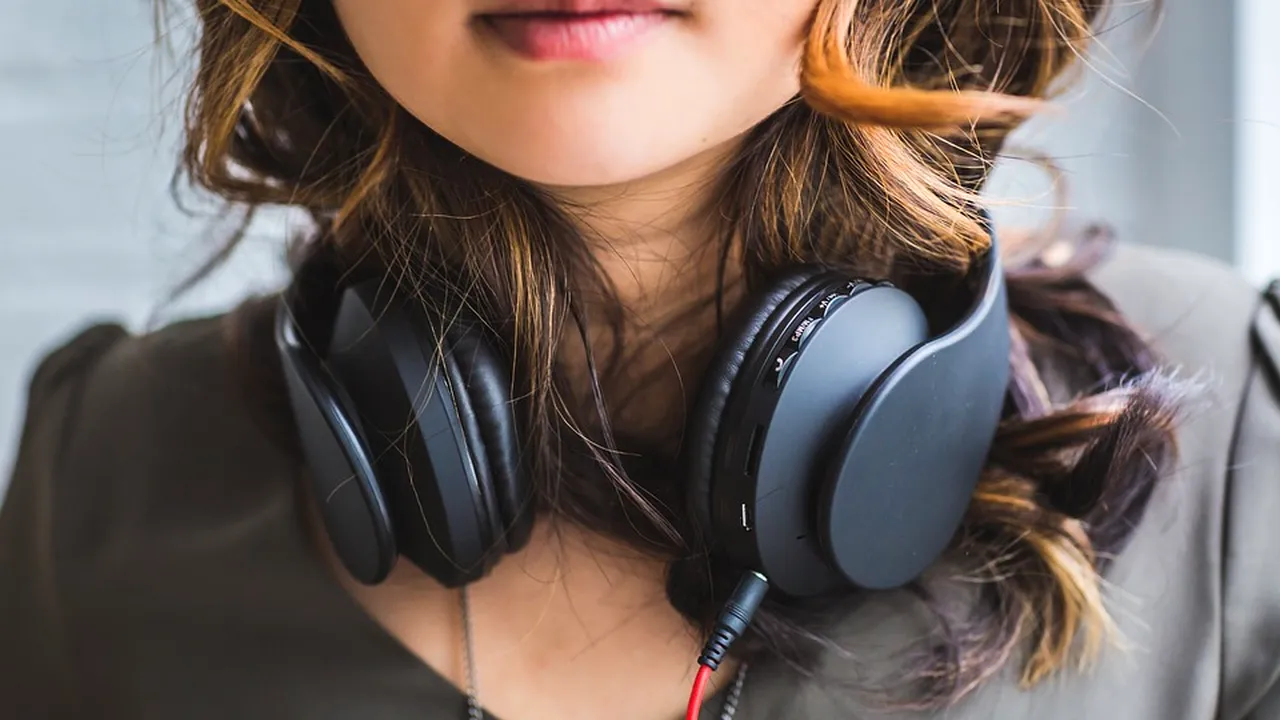 Logitech negociază achiziţionarea producătorului de căşti Plantronics 