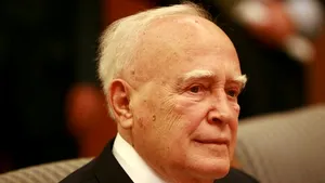 Karolos Papoulias, fost preşedinte al Greciei, a murit. Acesta coordonase ţara în timpul crizei euro