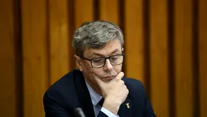 Virgil Popescu acuză: România a devenit importator net de energie electrică din cauza OUG 114 