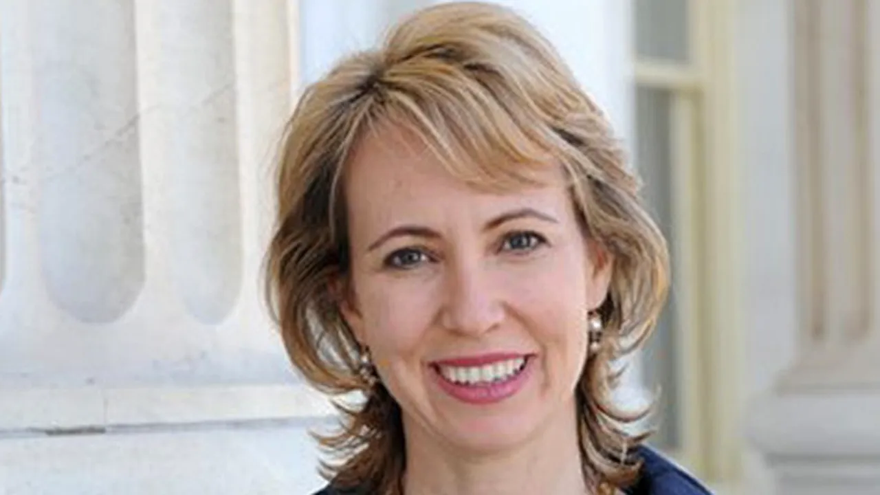 Gabrielle Giffords, o democrată de centru căsătorită cu un astronaut