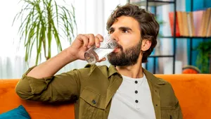 4 obiceiuri proaste la masă care te fac să îmbătrâneşti mai repede


