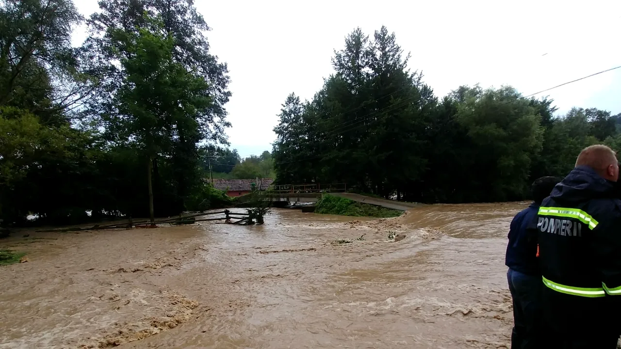 Străzi şi gospodării din oraşul Cugir, jud. Alba, inundate după o ploaie torenţială | FOTO