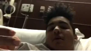 COVID-19: Un influencer a fost testat pozitiv cu virusul după ce a făcut „Coronavirus Challenge. Tânărul a lins capacul unui vas de toaletă
