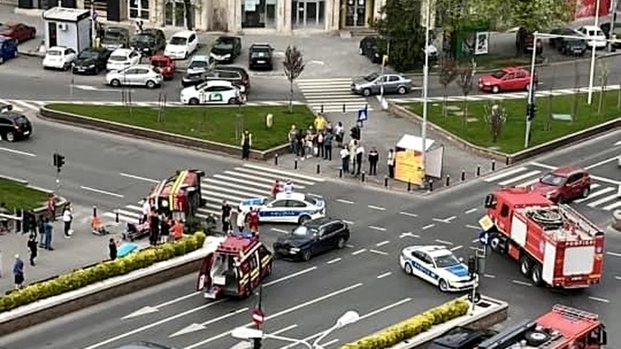 Paramedicul şi pacientul din ambulanţa SMURD implicată în accidentul din Capitală, răniţi