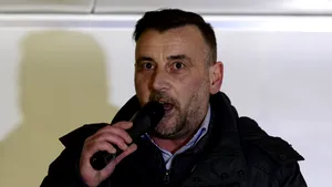 Fotografie reală în care liderul mişcării antiislam Pegida seamănă cu Hitler. El şi-a dat demisia după apariţia imaginii în presă - FOTO