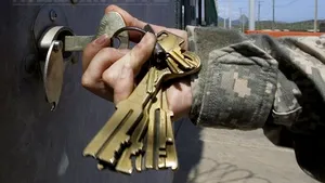 Ministerul Justiţiei propune ca funcţionarii din penitenciare să primească sporuri pentru condiţii periculoase
