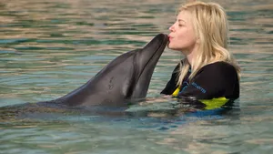 Loredana a sărutat un delfin, în vacanţa petrecută în Emiratele Arabe - GALERIE FOTO