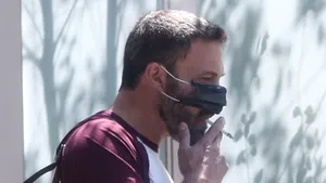 Au apărut măştile de protecţie speciale pentru fumători. Invenţia trăznită pe care fanii i-au propus-o şi lui Ben Affleck