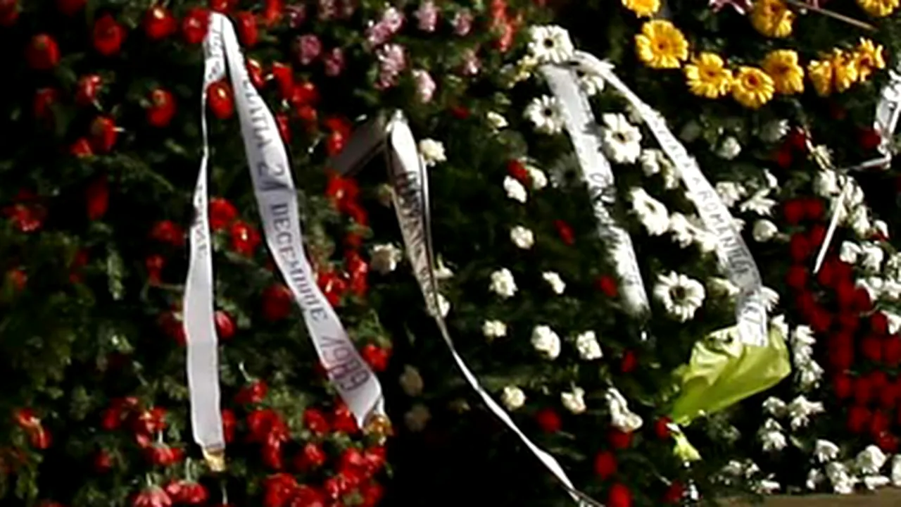 Peste 200 de persoane, la funeraliile tinerei împuşcate de fiul unui poliţist - VIDEO
