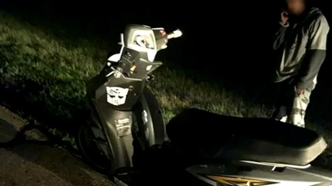 Un bărbat a condus un scuter mai mult de 200 de km pe autostradă folosind telefonul pe post de far