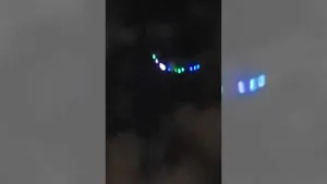 Incident misterios în Iran. Imagini virale cu o serie de lumini ciudate deasupra Teheranului