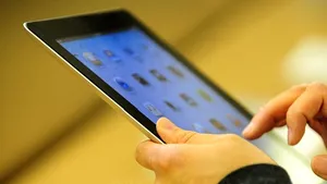 Vânzările iPad 2 s-au apropiat de un milion de unităţi în weekendul de debut