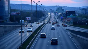 Doi copii abandonați de mama lor pe marginea unui drum, găsiți plângând și fără acte. Le-a lăsat doar mâncare și apă