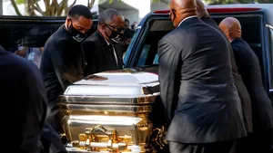 Inmormântarea lui George Floyd, LIVE pe internet. Funeraliile au loc în Houston, mii de oameni au trecut deja pe la sicriul bărbatului 