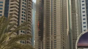 Incendiu puternic la un turn de 75 de etaje din Dubai - VIDEO