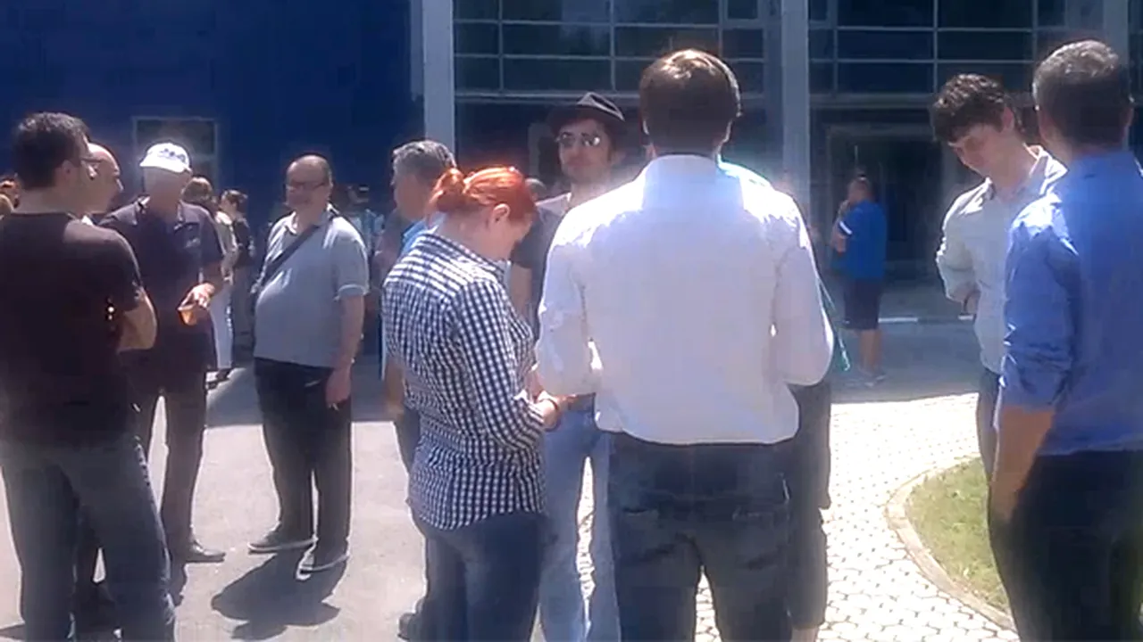Angajaţi TVR s-au adunat în curtea SRTv în semn de protest faţă de planul de reducere a salariilor - VIDEO
