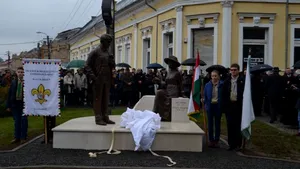 Însemnele naţionale au lipsit la dezvelirea unui grup statuar în Carei care marca 