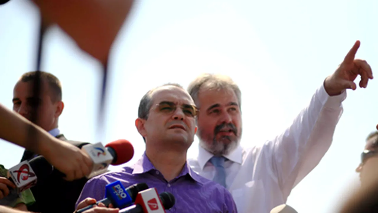 O persoană a aruncat cu ouă spre maşina în care se aflau Boc şi Berceanu