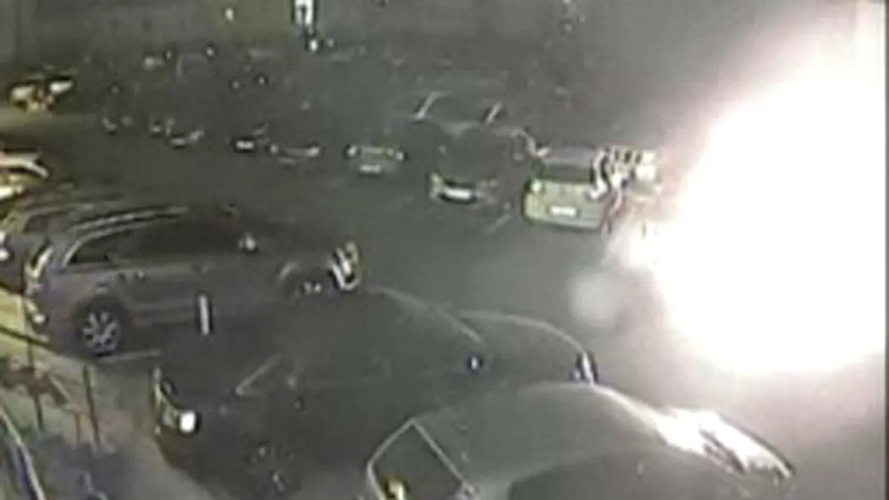 6 maşini au ars într-o parcare din Galaţi - VIDEO