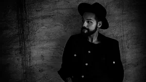 Un cântăreţ cunoscut pentru participarea la 