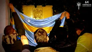 Sediul ambasadei României din Budapesta, atacat de activişti maghiari. Emblema ambasadei, acoperită cu steagul secuiesc/ UPDATE: MAE cheamă la discuţii ambasadorul ungar