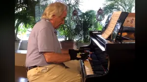 Mănuşile bionice care i-au redat unui celebru pianist bucuria muzicii. Bărbatul nu mai putea cânta de peste 20 de ani. VIDEO