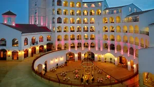 Un senator PSD şi un fost prefect au deschis un hotel de cinci stele pe litoral