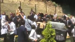 Premierul sârb Aleksandar Vucici, lovit de pietre la ceremoniile de la Srebreniţa. Belgradul denunţă o tentativă de asasinare - VIDEO