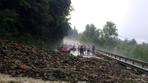 Ploile fac ravagii în ţară: Copaci, pietre şi revărsări de ape pe mai multe drumuri din Neamţ. Drumul către mănăstirea Petru Vodă, închis 