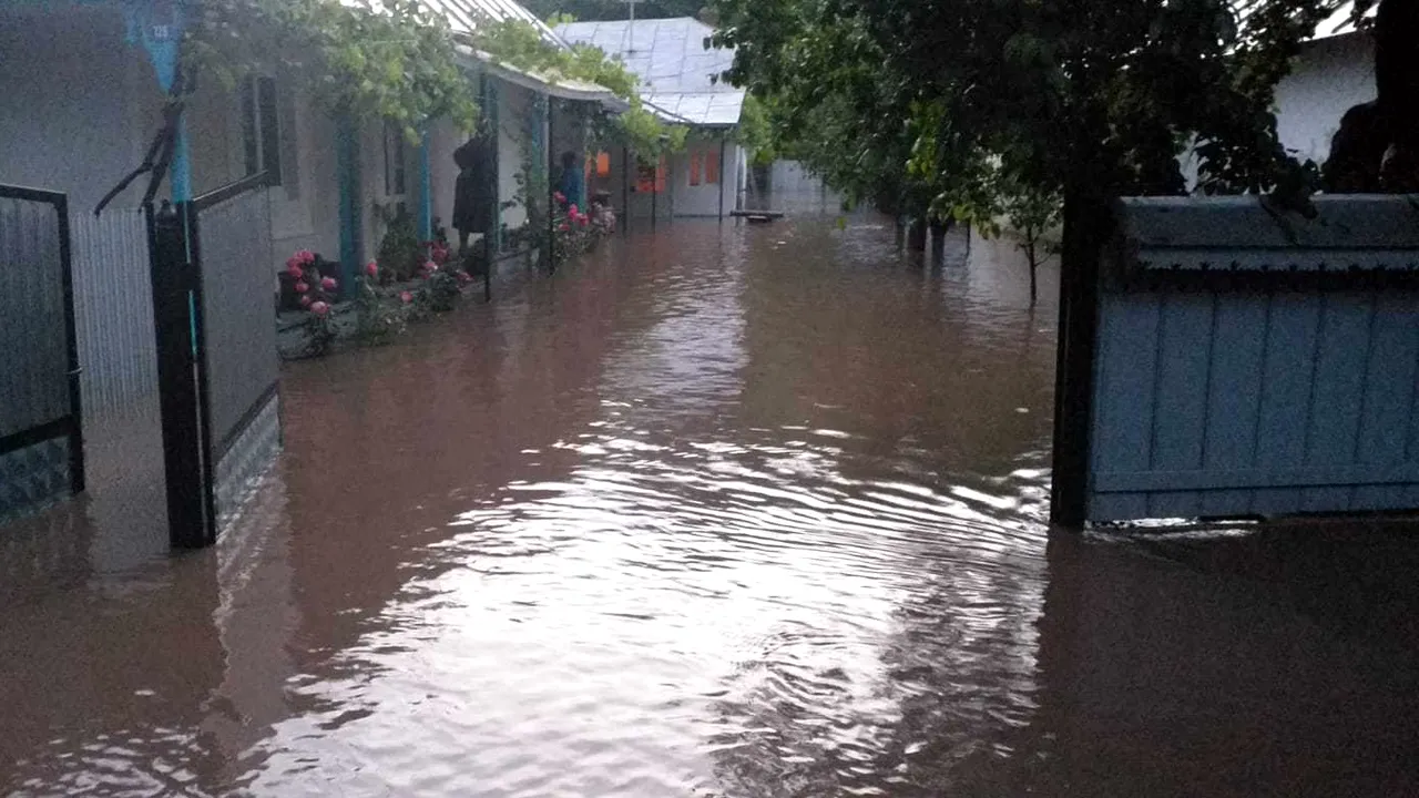 Vremea a făcut ravagii în judeţul Neamţ: Zeci de persoane evacuate, drumuri blocate, locuinţe inundate