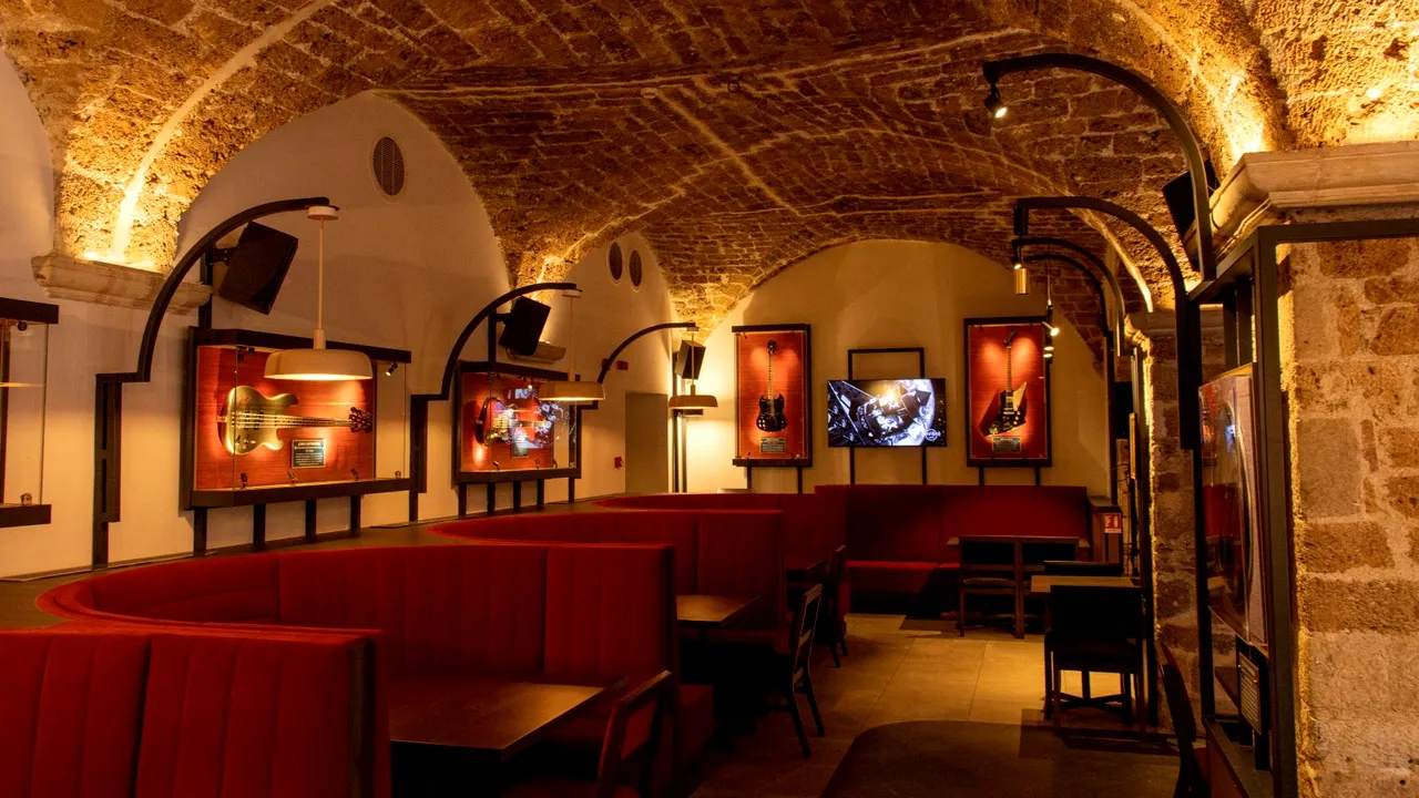 Studiu de caz – Soluţia ATEN pentru control centralizat audio-vizual la Hard Rock® Cafe Dubrovnik