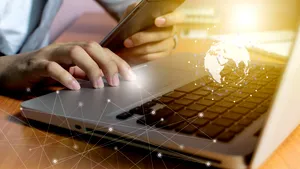 (P) Noile MacBook-uri Apple sunt disponibile în România