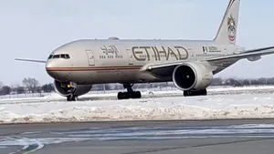 Aterizare de urgenţă pe aeroportul Otopeni, după ce o pasageră a făcut infarct la bordul unui avion | FOTO