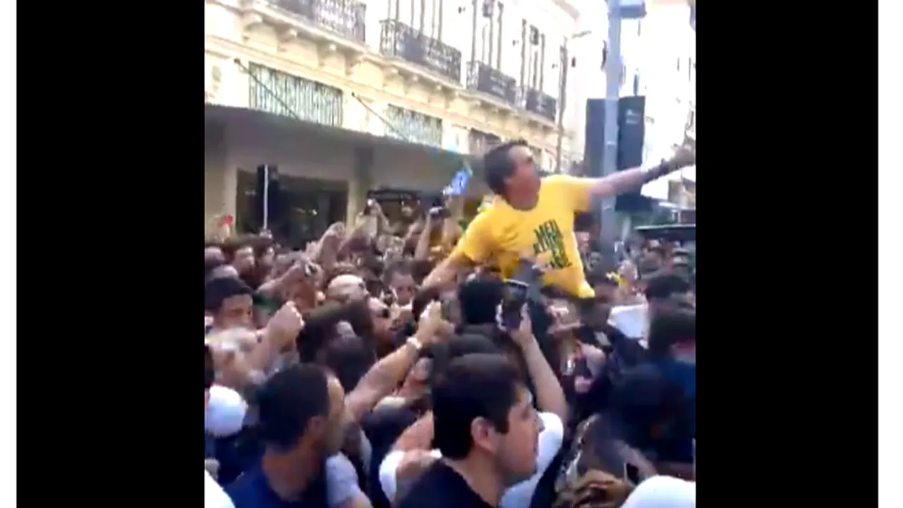 Video şocant. Momentul în care principalul candidat la alegerile prezidenţiale din Brazilia este înjunghiat în timpul unei manifestaţii electorale