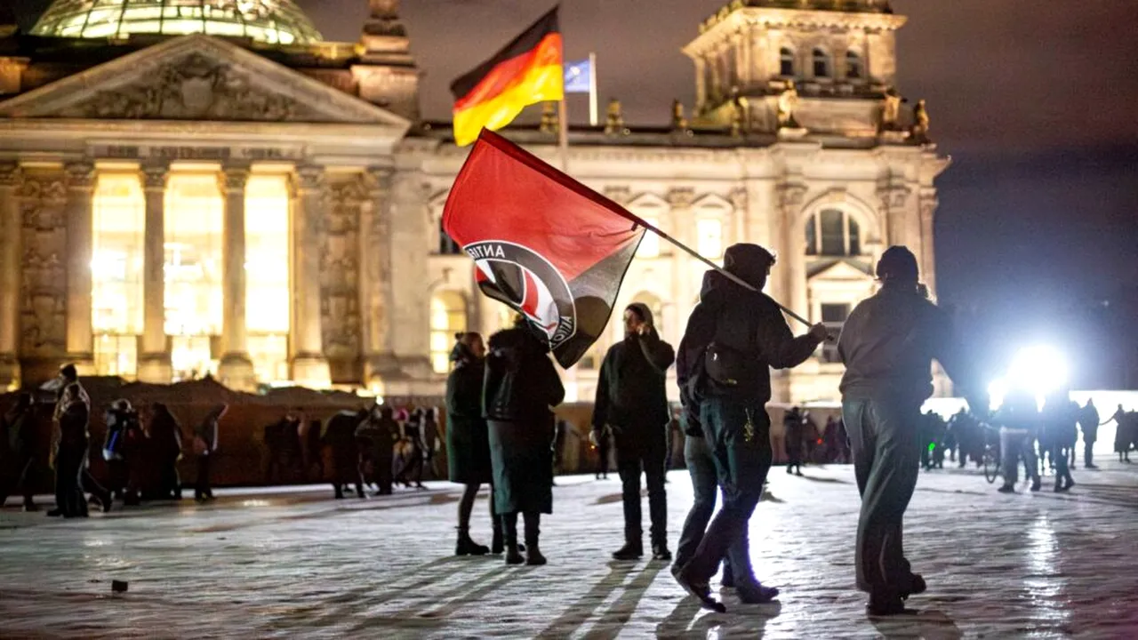 Temeri privind un val de violențe în Germania, de Halloween. Magazine protejate, evenimente anulate și amenințări la adresa poliției