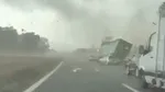 Imagini incredibile pe o autostradă din Franța cu tiruri răsturnate de rafale de vânt