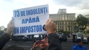 Circa 3.000 de oameni au protestat în faţa Senatului faţă de decizia în cazul Gabriel Oprea. Calea 13 Septembrie a fost blocată pe ambele sensuri de mers. Proteste şi în marile oraşe - FOTO, VIDEO