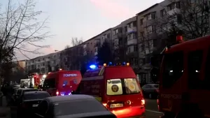 Incendiu într-un bloc din Slatina: Zeci de persoane evacuate, două au fost rănite. VIDEO