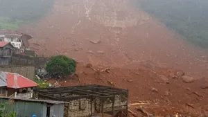 FOTO, VIDEO | Sute de persoane au murit în urma unei alunecări de teren, în Sierra Leone