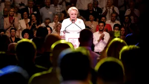 Congres PSD. Dăncilă, primul discurs de candidată la prezidenţiale: În spatele meu nu stă nimeni şi nimic altceva decât muncă/ Serghei Stanişev anunţă dezgheţarea relaţiilor dintre PES şi PSD: Avem încredere în Viorica Dăncilă/ Liderul social-democraţilor a intrat în sală pe melodia „Eye of the tiger”/  LIVE UPDATE