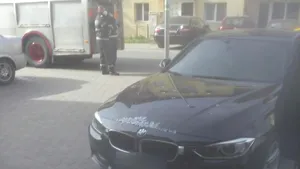 FOTO Incident straniu în Floreşti, Cluj: O maşină fără şofer a intrat într-o vitrină