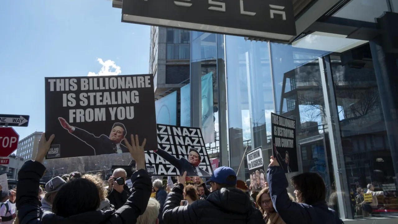 Protest în fața unei reprezentanțe Tesla din New York