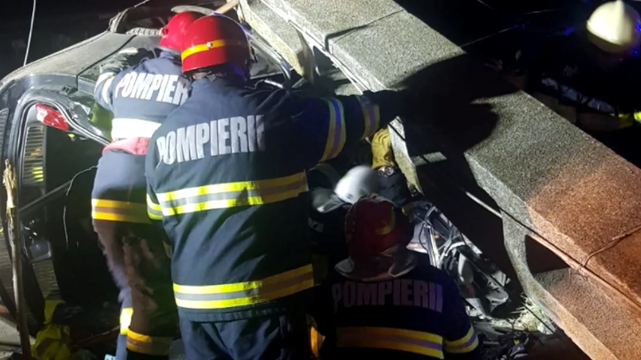 Doi tineri au murit şi unul a fost rănit, după ce maşina în care se aflau a lovit un stâlp