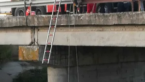 Operaţiune de amploare, după ce un tânăr a rămas izolat o noapte întreagă pe capota maşinii cu care a căzut într-un canal | FOTO